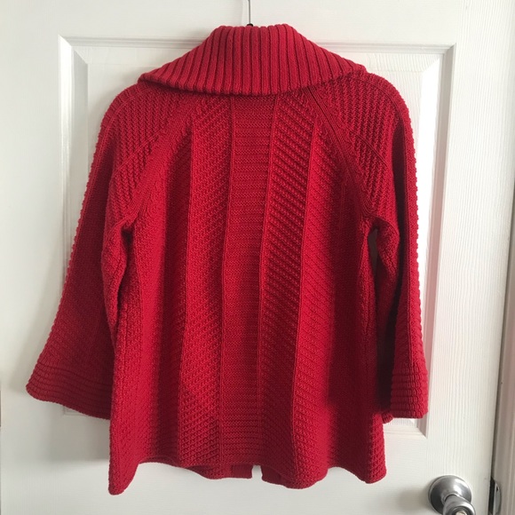 Red Cape 🌹 - Picture 3 of 4